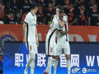 开云体育中国官方网站-红蓝之争：球队各展绝技争夺胜利的简单介绍