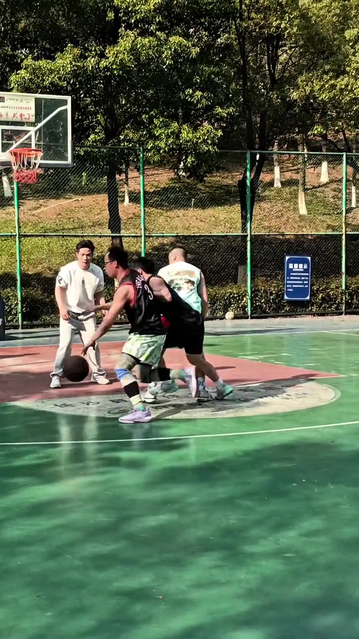 关于球队轮番上阵，搏击篮球巅峰，赛场赞叹的信息