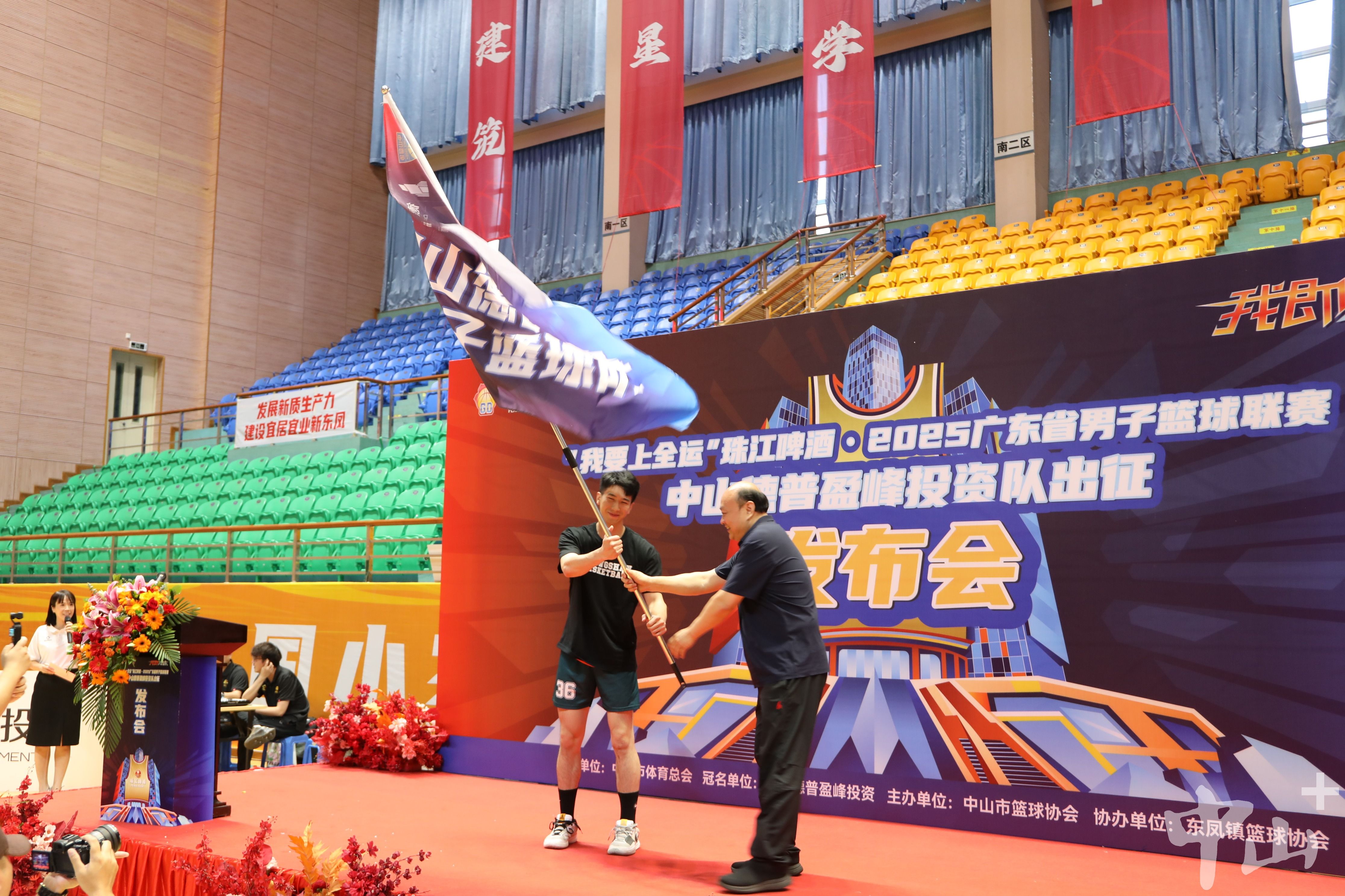 一支顶级篮球队的胜利引发了球迷们的欢呼