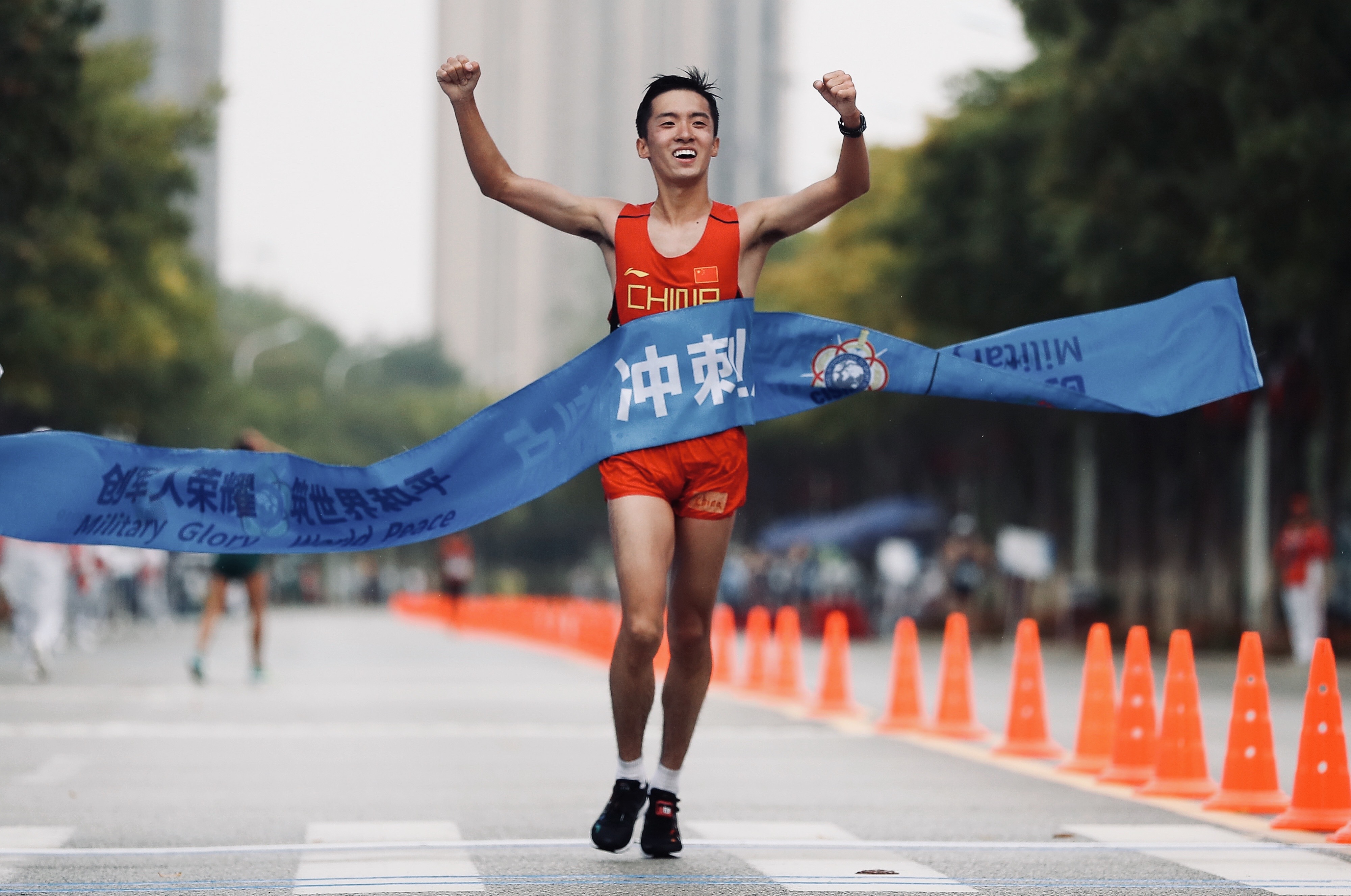 运动员们敢于拼搏展现出百分之百的实力
